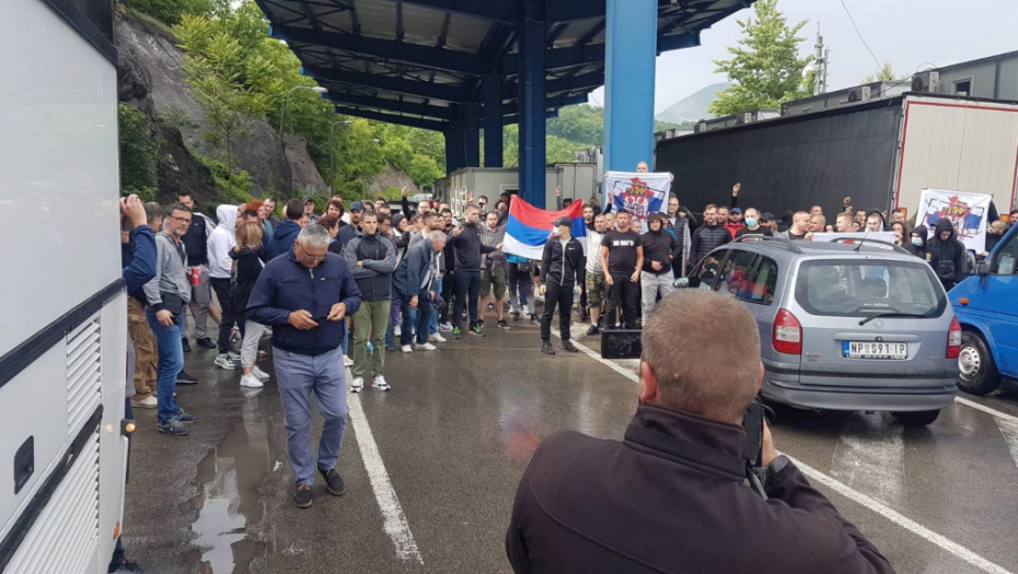 Srbi zaustavljeni na administrativnom prelazu Jarinje