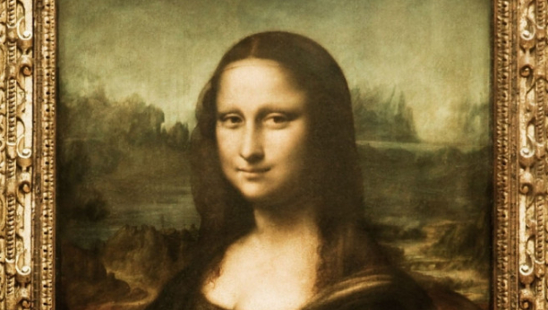 ŠOKANTAN SNIMAK IZ LUVRA: Mona Liza pogođena tortom, Parižani okupljeni oko nje gledaju u neverici (VIDEO)