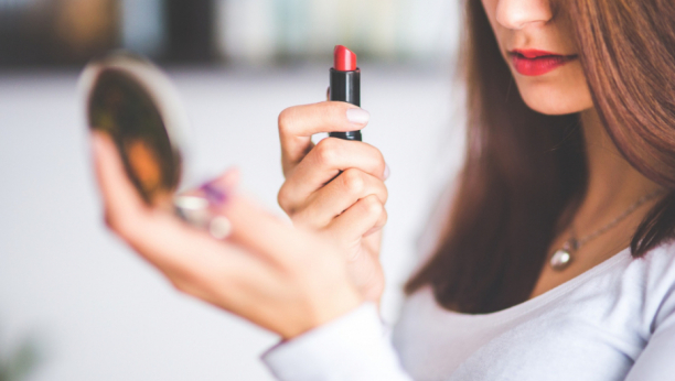 KORISTITE KARMIN ZA CELO LICE Novi trend šminkanja olakšaće posao šminkerima