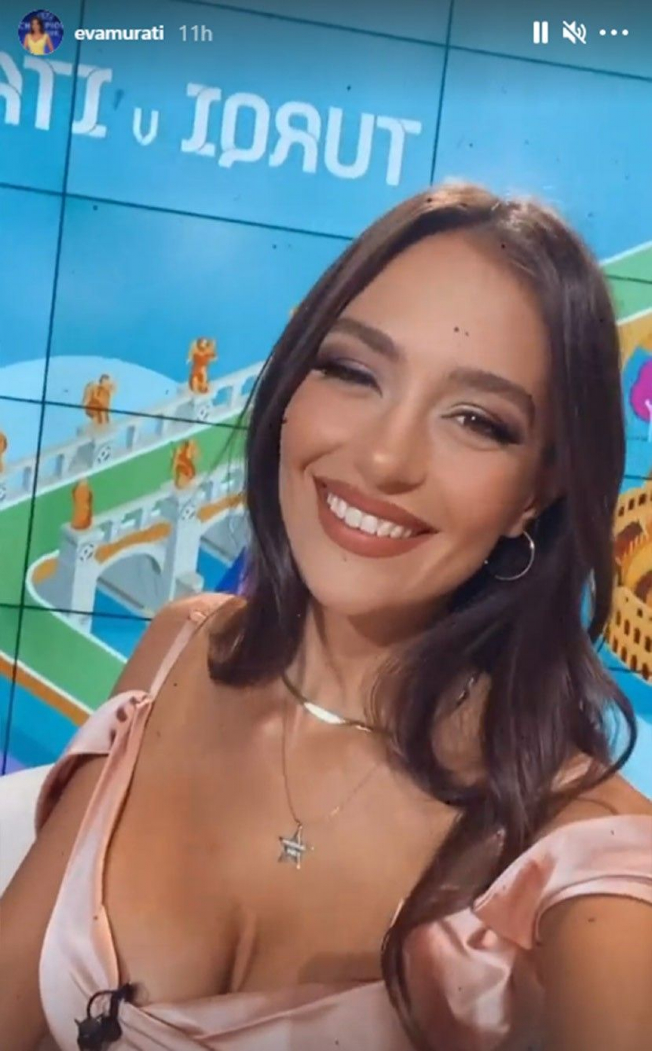 PRSATA ALBANKA ZALUDELA EVROPU! Se*si Eva dekolteom zasenila početak Evropskog prvenstva, svi su gledali u njene bujne grudi! (FOTO)