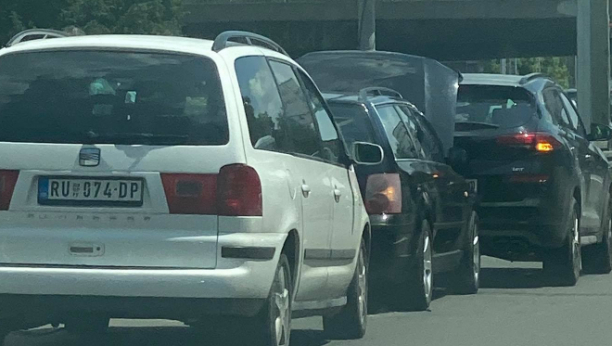 STVORILE SE VELIKE GUŽVE Lančani sudar na auto-putu Šid-Beograd