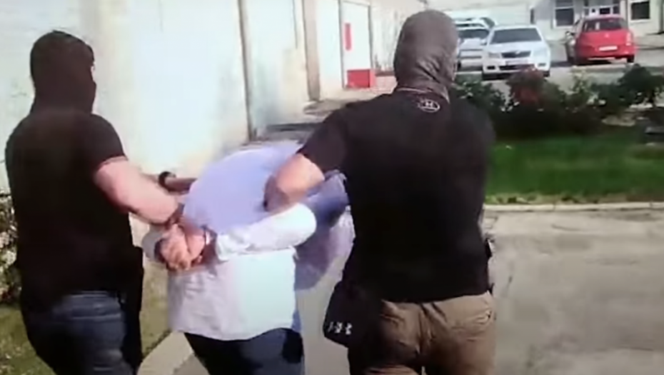 POGNUTE GLAVE OKRUŽEN SPECIJALCIMA: Pojavio se snimak hapšenja inspektora Stolića! (VIDEO)
