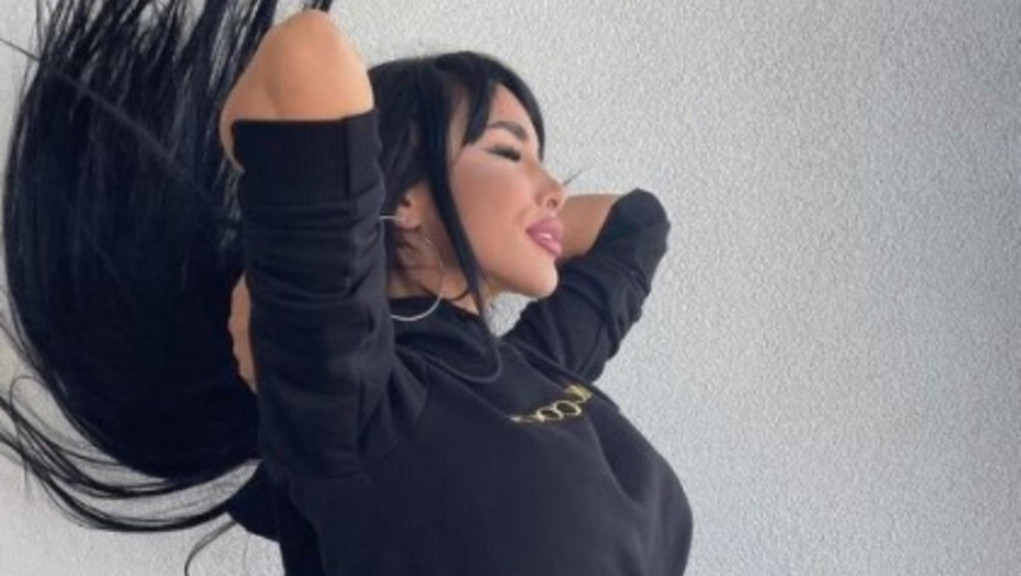 SVE PUCA OD LJUBAVI Aleksandra Subotić pokazala kako uživa na moru uz sina i supruga, svi pričaju o njenim nogama u crvenoj haljini (FOTO)