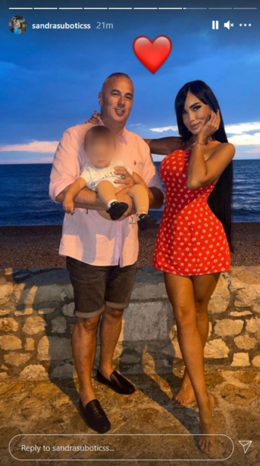SVE PUCA OD LJUBAVI Aleksandra Subotić pokazala kako uživa na moru uz sina i supruga, svi pričaju o njenim nogama u crvenoj haljini (FOTO)