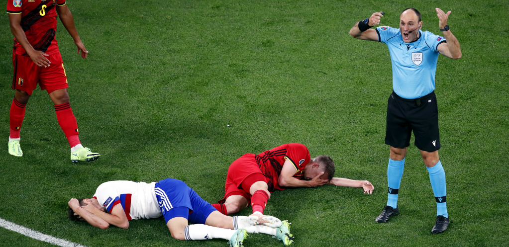 KOŠMARAN DAN NA EVROPSKOM PRVENSTVU! Reprezentativac Belgije krvario na terenu, zaradio dvostruku frakturu! (FOTO)