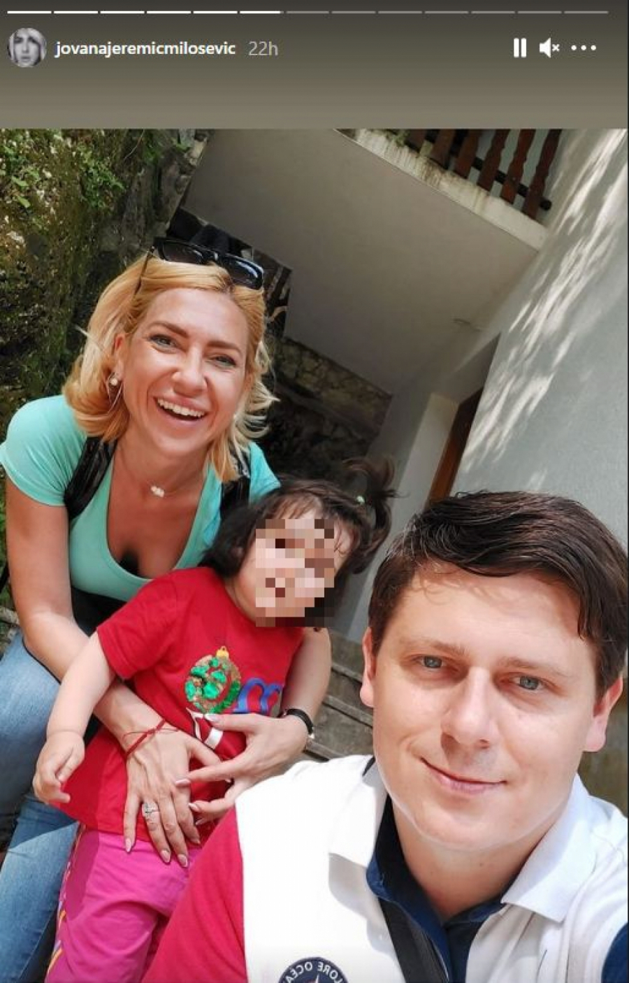 POBEGLA U MANASTIR Jovana Jeremić vreme s porodicom provodi na ovom mestu, voditeljka pokazala kako se rešava stresa (FOTO)