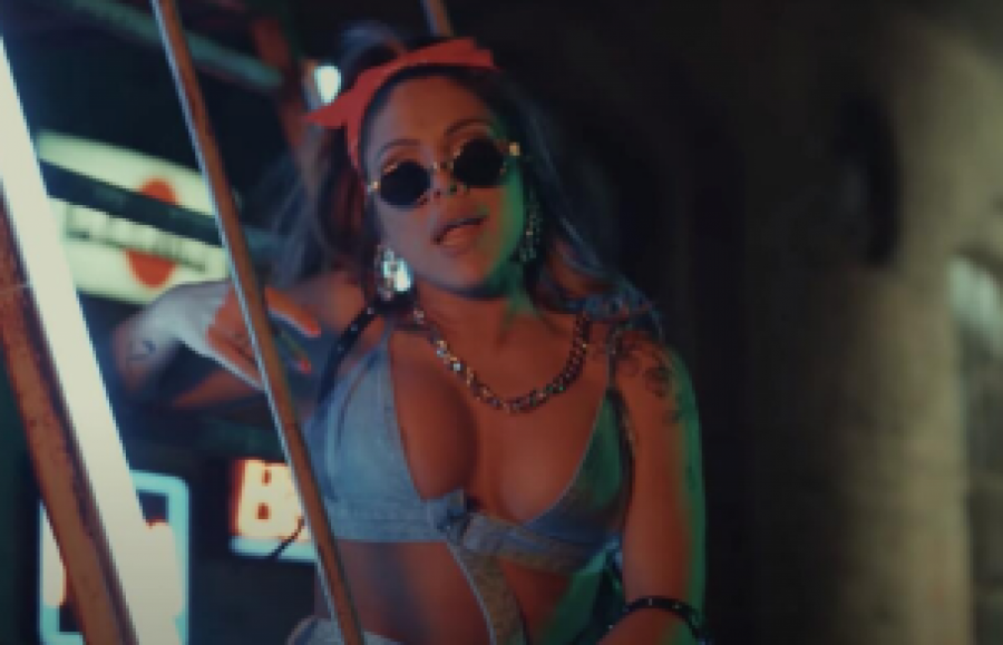 BEZ CENZURE Sandra Afrika na snimanju spota imala peh, preuski top nije obuzdao njene bujne grudi, izletelo sve kad se najmanje nadala (FOTO)