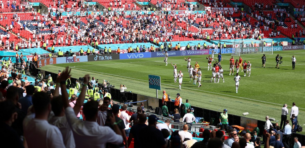 UMALO TRAGEDIJA NA VEMBLIJU Navijač pao sa tribine i nije se pomerao