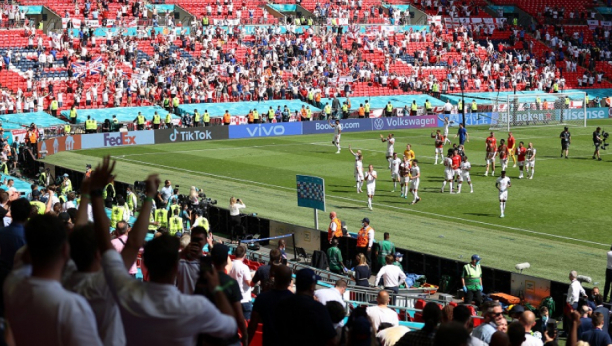 UMALO TRAGEDIJA NA VEMBLIJU Navijač pao sa tribine i nije se pomerao