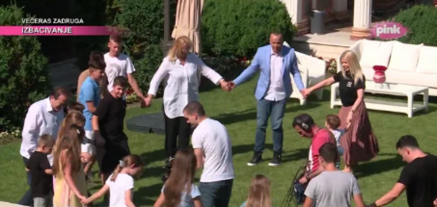 OVAKO IZGLEDA CARSTVO KARIĆA Milanka i Bogoljub pokazali luksuzni dvorac u kojem se baškare, najviše uživaju u porodičnim okupljanjima (FOTO)