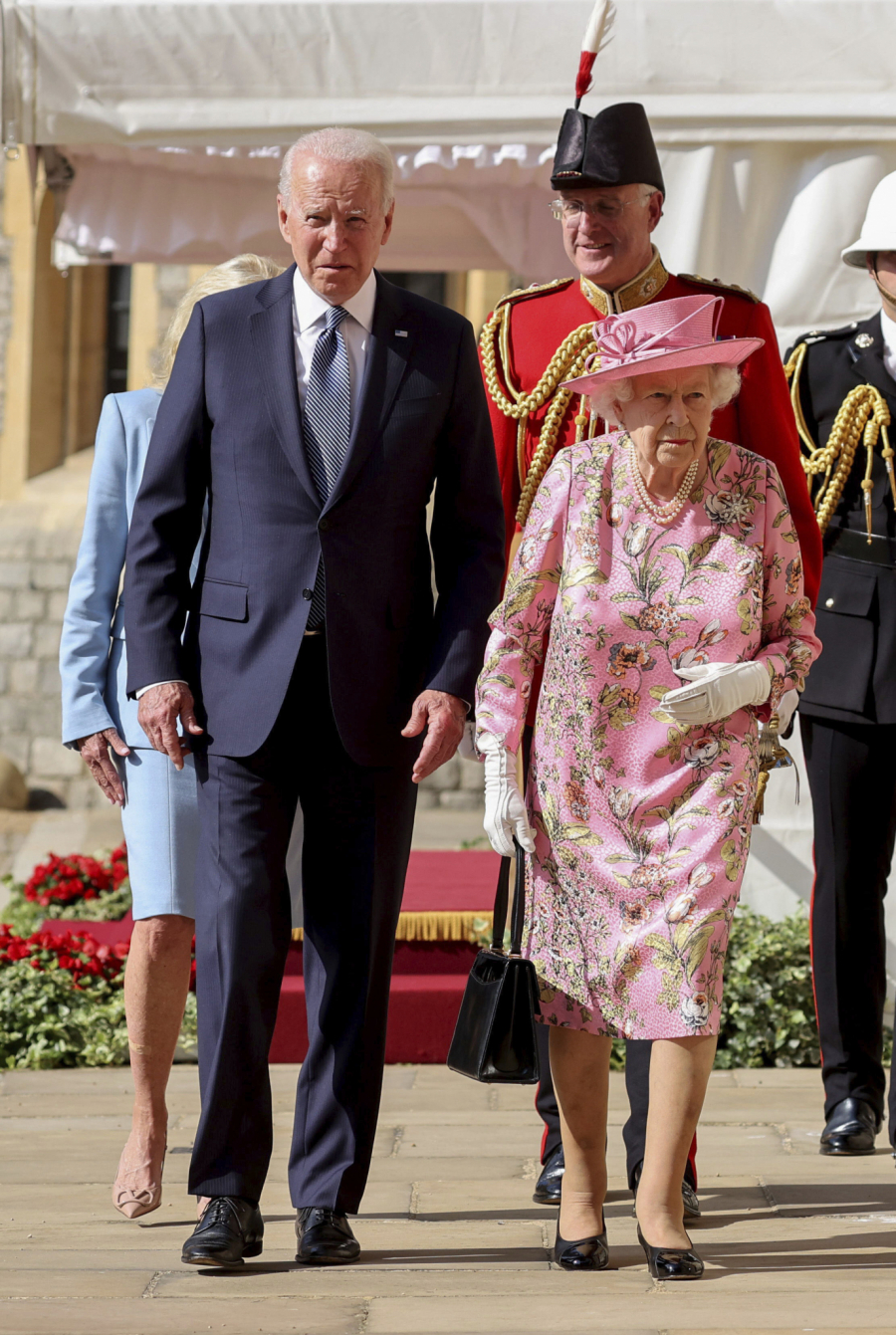 PENZIONERSKI: Bajden na čajanki sa Elizabetom II (FOTO)