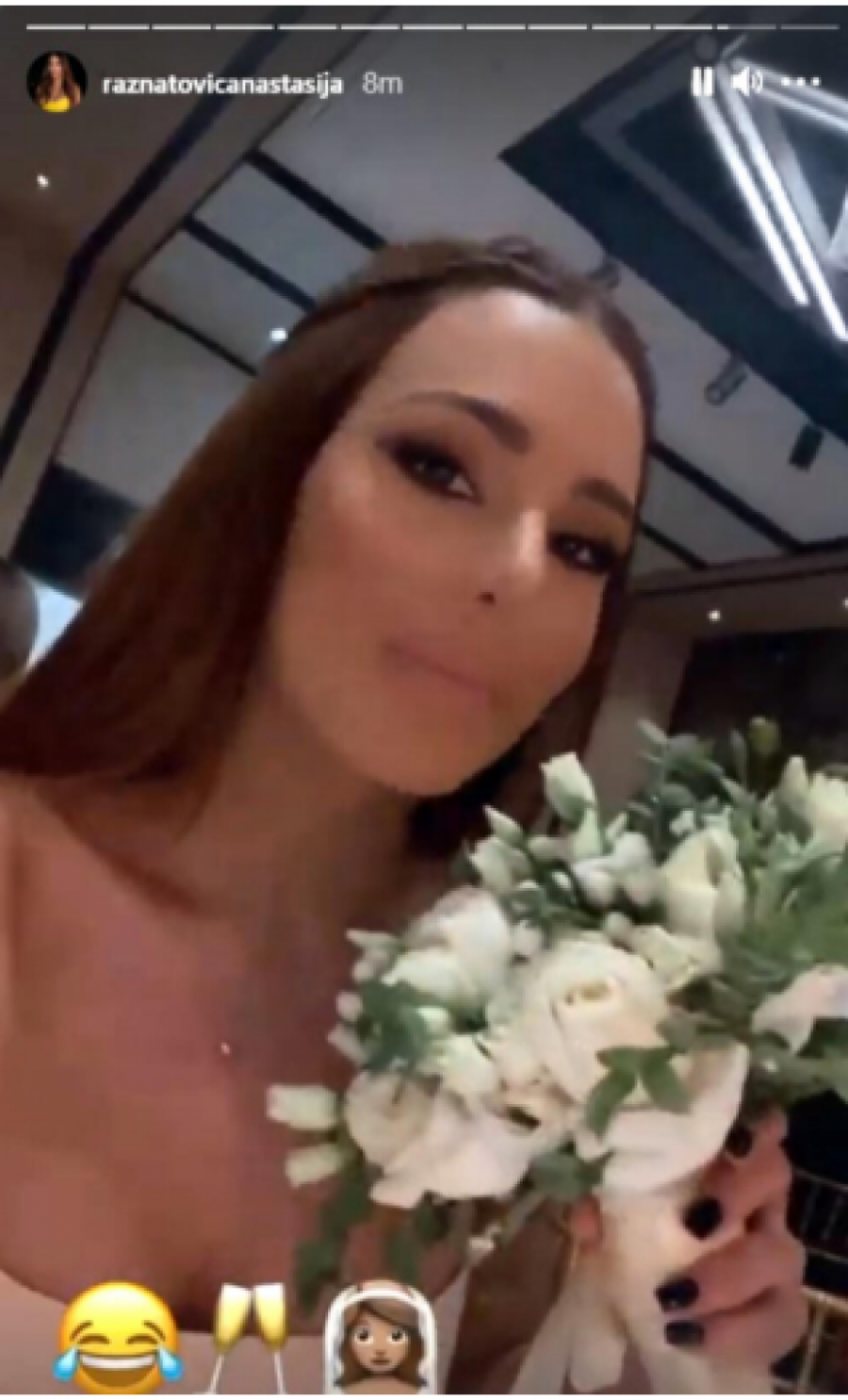 SLEDEĆA MLADA Anastasija na svadbi uhvatila bidermajer, u prelepoj haljini boje šampanjca pevačica plenila pažnju (FOTO)