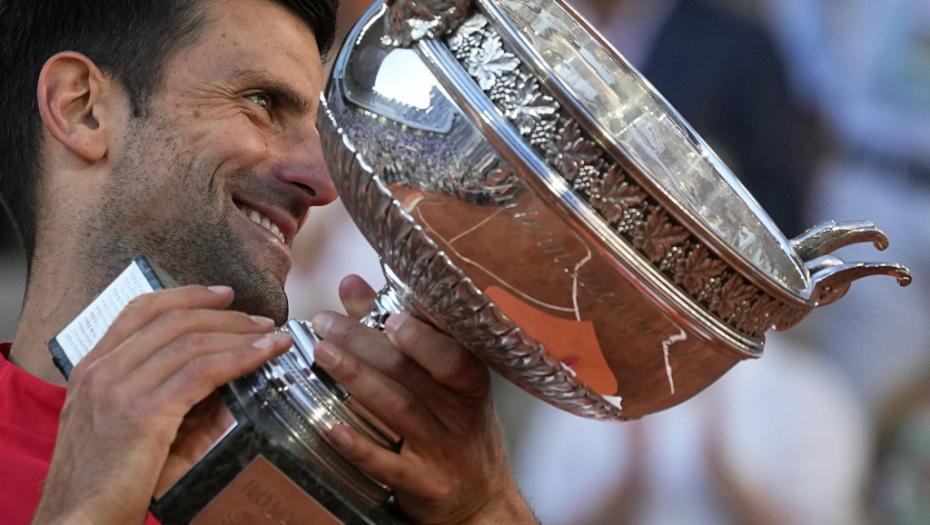 PREDIVNO JUTRO U GRADU SVETLOSTI! Novak se sa trofejom slikao pored simbola Pariza! (FOTO)