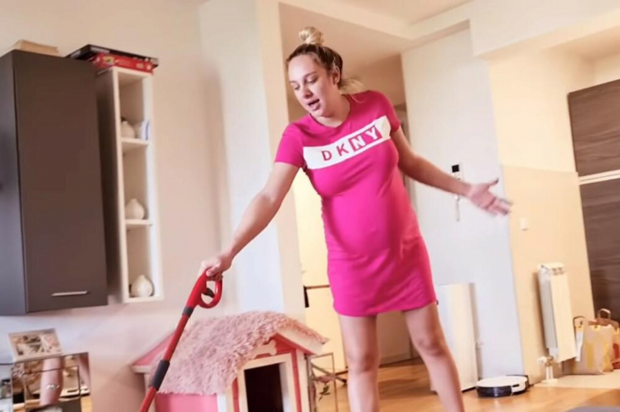 BEBA NEĆE SAMA DA IZAĐE! Luna Đogani nasmejala sve načinom na koji pokušava da ubrza porođaj, sestra Nina joj pomagala sve vreme (FOTO)