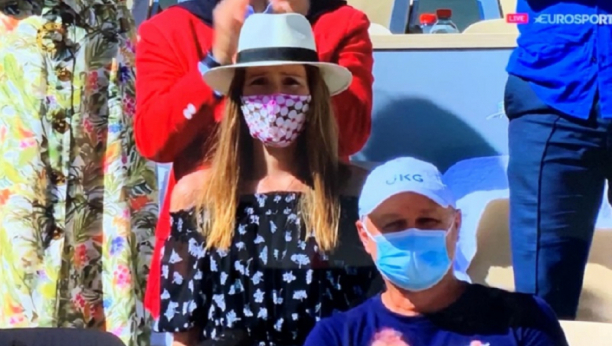 JELENA ĐOKOVIĆ ODRŽALA MODNU LEKCIJU U PARIZU: Novakova supruga zaludela svet lepršavim outfitom, koji od svake žene pravi boginju