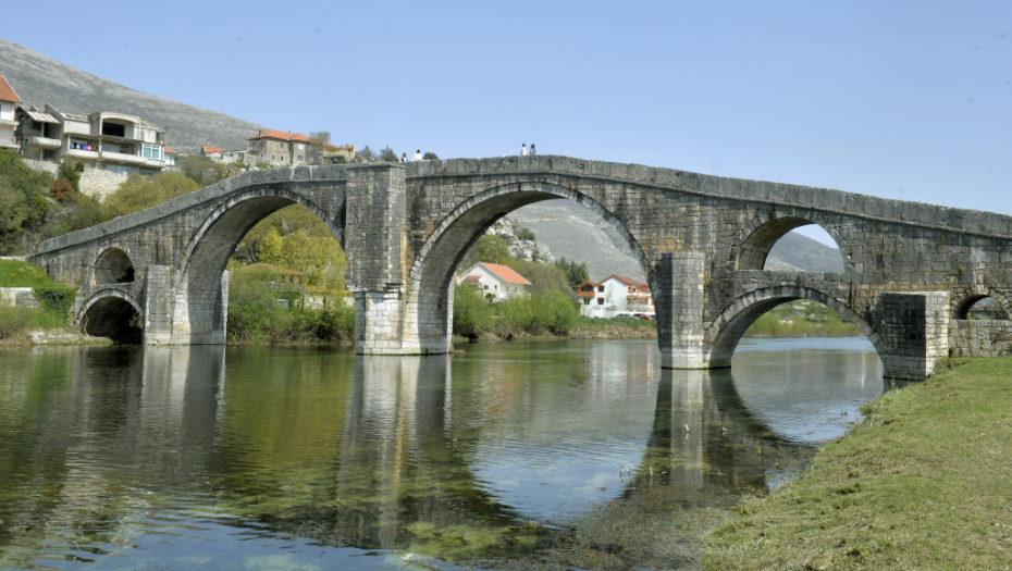 PERFIDNO OTIMANJE IMOVINE SRBIMA U BIH Prepisuju imovinu Srba u dijaspori na opštinu a čak i na komšije