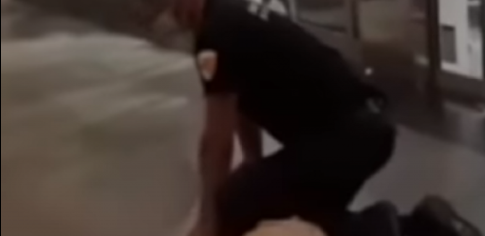 "KRADEŠ! E, NEĆEŠ VIŠE!" Čuvar se sukobio sa muškarcem ispred prodavnice u centru grada, a onda je stigla policija (VIDEO)