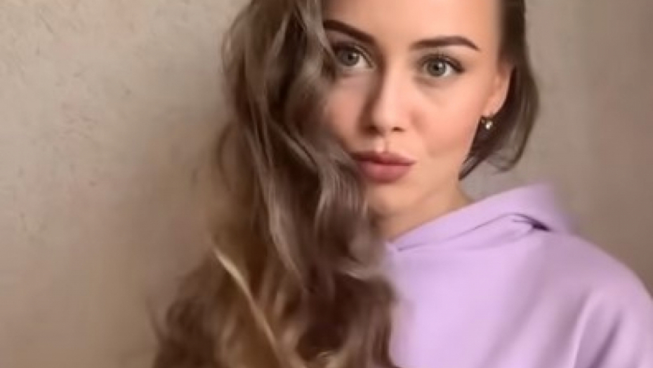 UZ POMOĆ JEDNE KUHINJSKE KRPE NAPRAVILA JE SAVRŠENE LOKNE: Ovaj trik je oduševio i frizere!