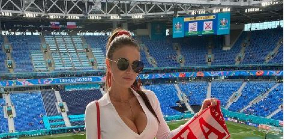 VRELA MARTA STIGLA PO "DUPLU KRUNU"! Najpoznatija navijačica ponovo na stadionu, svi se okreću za njom! (FOTO GALERIJA)