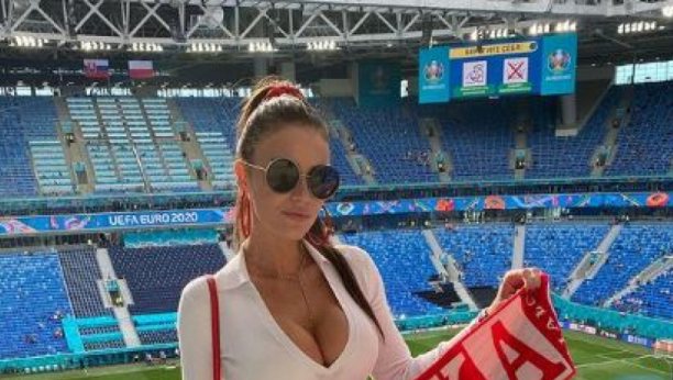VRELA MARTA STIGLA PO "DUPLU KRUNU"! Najpoznatija navijačica ponovo na stadionu, svi se okreću za njom! (FOTO GALERIJA)