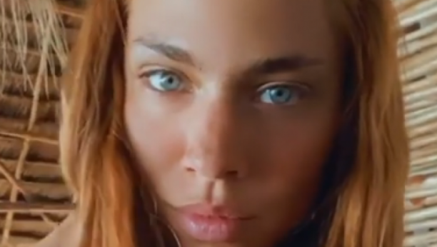 URAGANKA SE SKINULA NA EGZOTIČNOJ PLAŽI Ksenija Knežević nikad provokativnija pokazala zmijsko telo (FOTO)