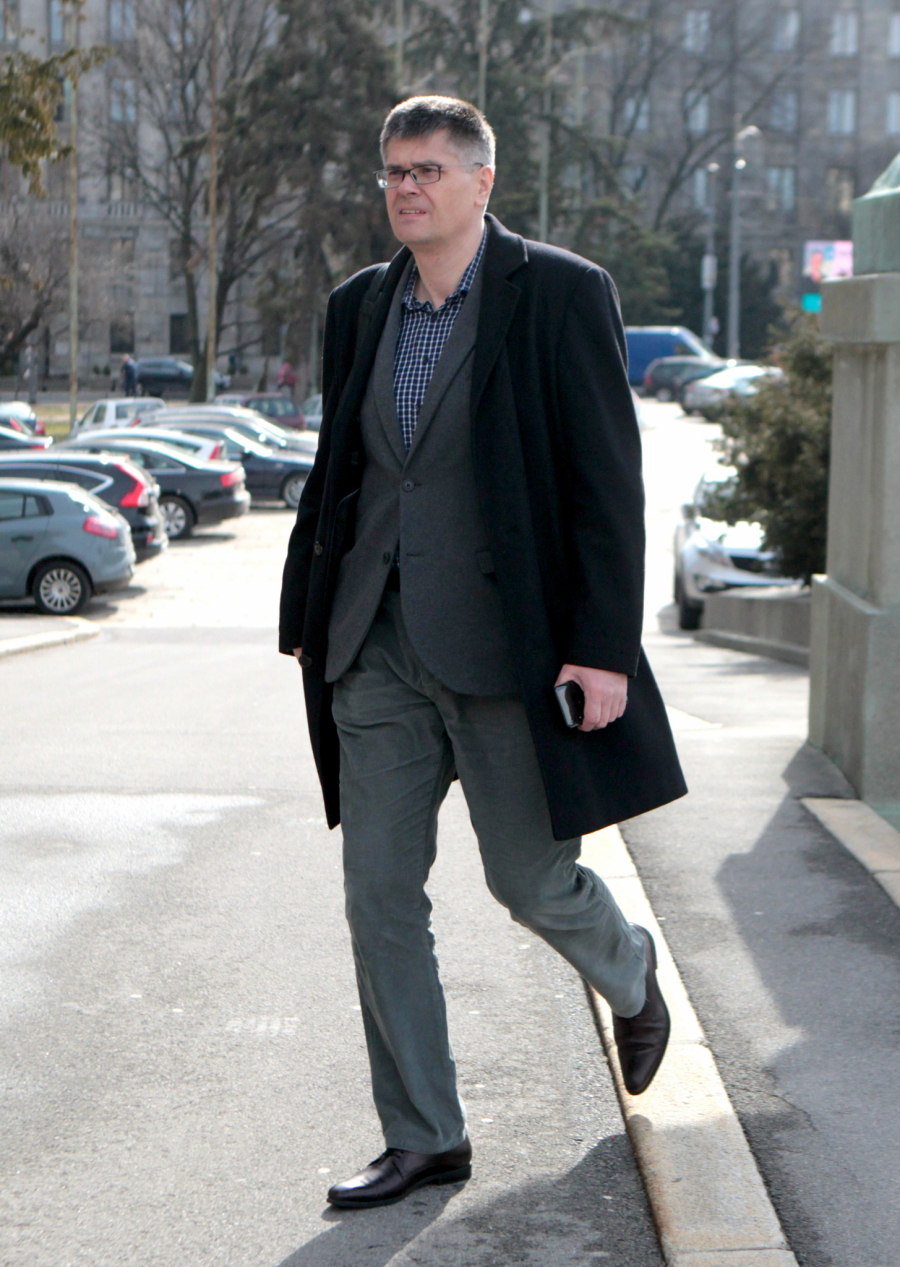 BIVŠI I SADAŠNJI POSLANICI U PONOĆ GLEDALI U NEBO, A ZA ALO! OTKRILI ŠTA SU POŽELELI: Radeta: Bože, samo da se  radikali vrate u Skupštinu!