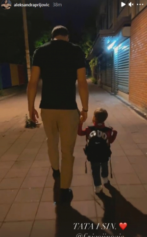 POVUKLA SE U MEDIJSKU ILEGALU Oglasila se Aleksandra Prijović fotografijom tate i sina oduševila! (FOTO)