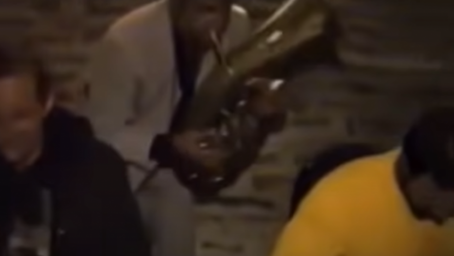 ŠIPTAR I KUM U PROVODU Sviraju im trubači, vade evre i pištolje! (VIDEO)