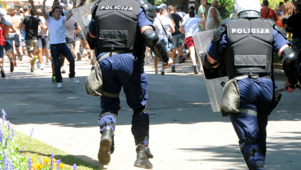 HAOS U BERANAMA Ludilo, policija privodi građane