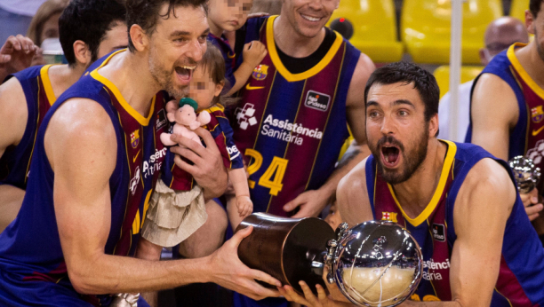 DIGNI TRI PRSTA DA TE CEO SVET RAZUME! Legendarni košarkaš oduševio Srbiju, a sve je naučio od Crnogorca! (VIDEO)