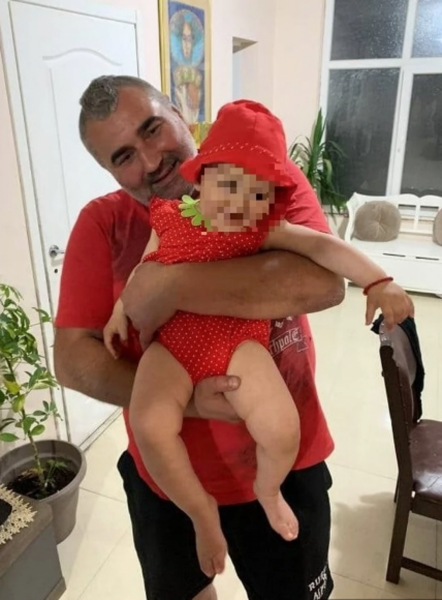 POVUKAO SE IZ MEDIJA! Miki Đuričić vešto krije porodicu od očiju javnosti, a sada je objavio fotografiju ćerkice koja neodoljivo podseća na rijaliti zvezdu! (FOTO)