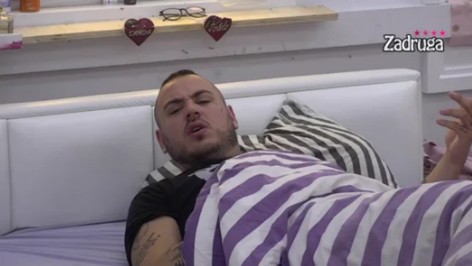 SMEĆARKE ME BUDE I UNIŠTAVAJU STVARI! Caru prekipelo zbog Majine i Janjuševe nove svađe, častio ih uvredama kao nikad do sad (FOTO)