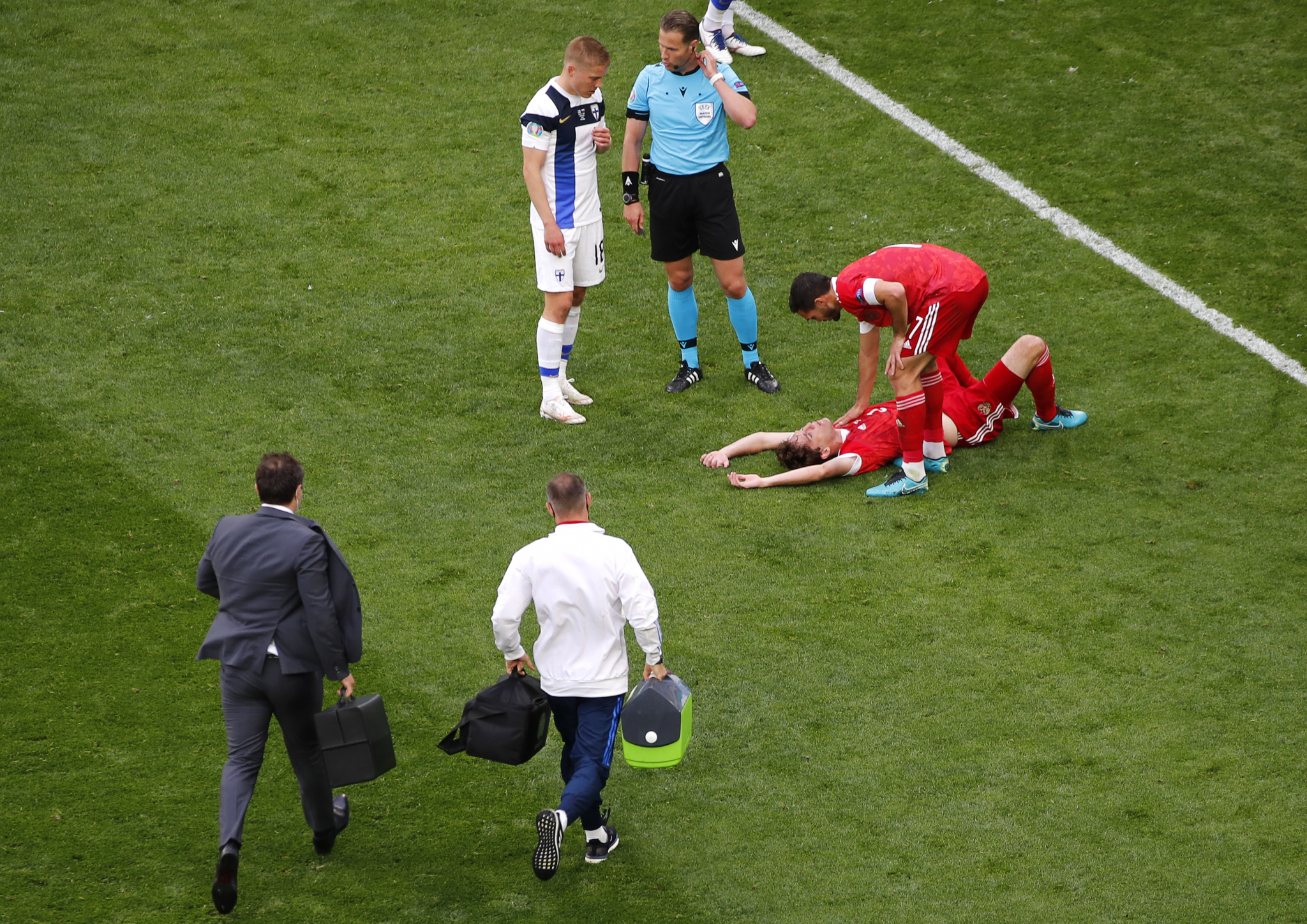 DA LI JE NEKO PROKLEO FINCE? Nova strašna povreda na meču na kom su oni akteri, reprezentativac Rusije iznet na nosilima! (FOTO)