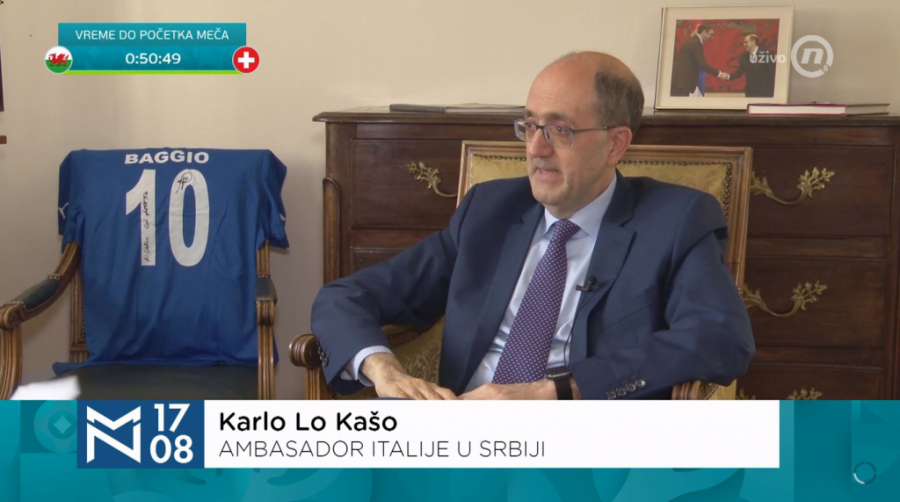 DETALJ KOJI JE NOVA S PROPUSTILA DA ISEČE! Novinari otišli kod ambasadora Italije, kada su pustili prilog svi su gledali samo u sliku iza Karla! (FOTO)