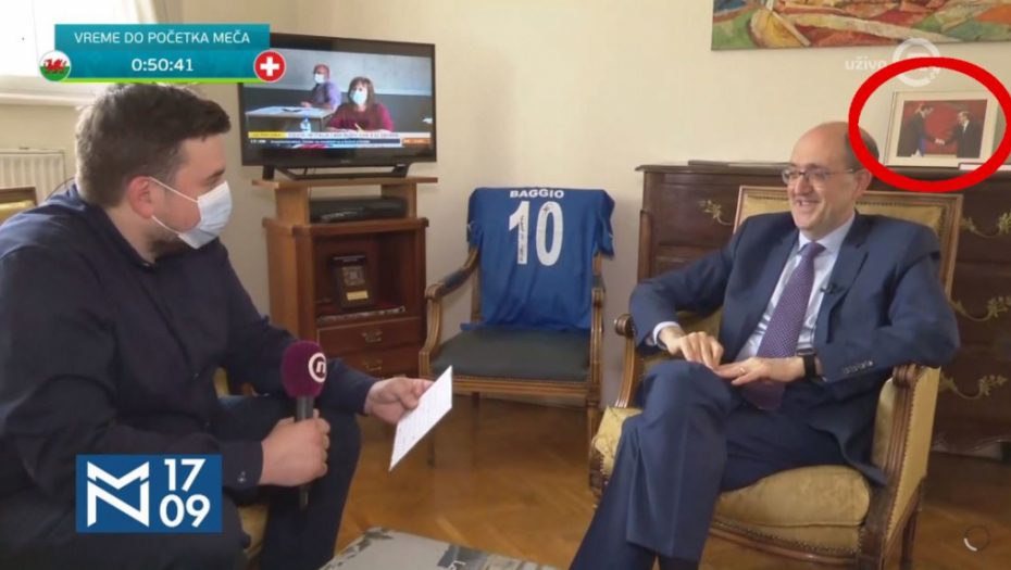 DETALJ KOJI JE NOVA S PROPUSTILA DA ISEČE! Novinari otišli kod ambasadora Italije, kada su pustili prilog svi su gledali samo u sliku iza Karla! (FOTO)