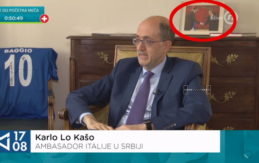 DETALJ KOJI JE NOVA S PROPUSTILA DA ISEČE! Novinari otišli kod ambasadora Italije, kada su pustili prilog svi su gledali samo u sliku iza Karla! (FOTO)