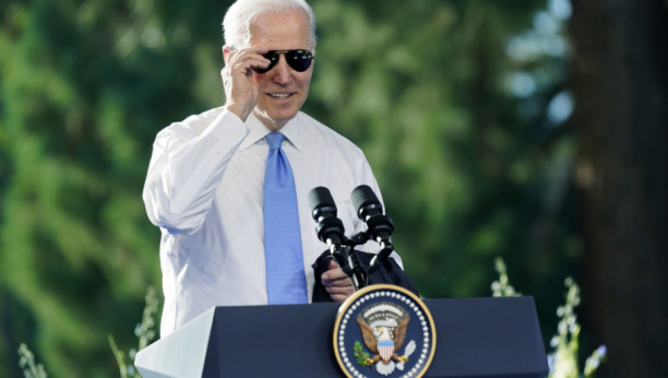 BAJDENOVA ODVALA ZBOG KOJE SE PUTIN VALJA OD SMEHA Američki predsednik na aerodromu lupio najveću glupost u životu