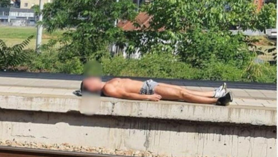 SUNČAO SE NA PERONU DOK ČEKA VOZ Mladić se skinuo nasred železničke stanice u Rakovici