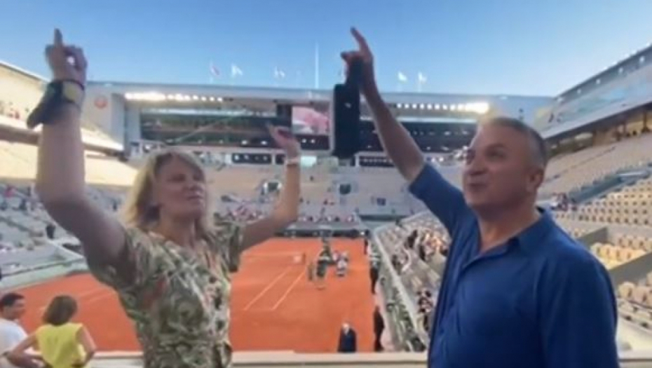 SRĐAN UNEO TRANZISTOR U LOŽU! Isplivao snimak spektakularnog slavlja Đokovića, a pesma je oduševila celu Srbiju! (VIDEO)