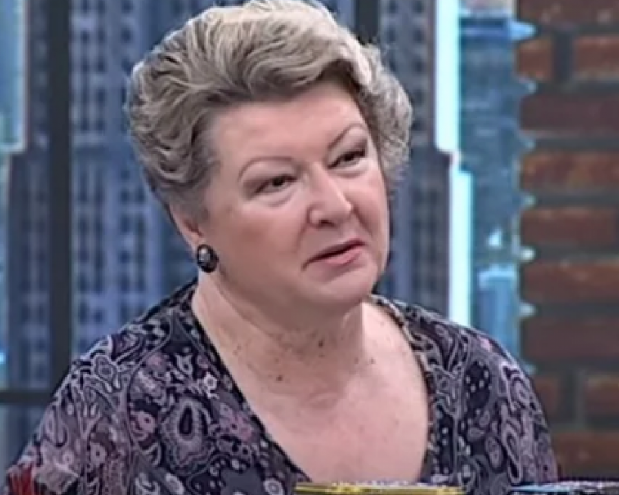 PEVAČICA NEUTEŠNA ZBOG SMRTI NOVICE ZDRAVKOVIĆA  Pevala mu je prateće vokale, kafana im je bila druga kuća, a poslednje reči koje joj je uputio lede krv u žilama