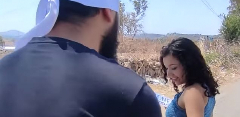 OSVETA DEVOJKE JE DOBRO OSMIŠLJENA Ostavio je psa da gladuje na ulici, ali onda se kolo sreće okrenulo! (VIDEO)