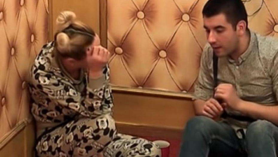 ON U KRVAVOJ KOŠULJI, ONA U ZAVOJIMA! Pre smrti Novice Zdravkovića njegov sin napravio neviđen skandal, pevač bolestan tada skočio iz kreveta