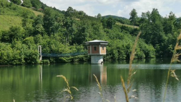 DRAGAČEVSKO MORE: Jezero Goli kamen puno je kupača, ali pojedini zbog misterioznih priča često beže sa njegovih obala (FOTO)