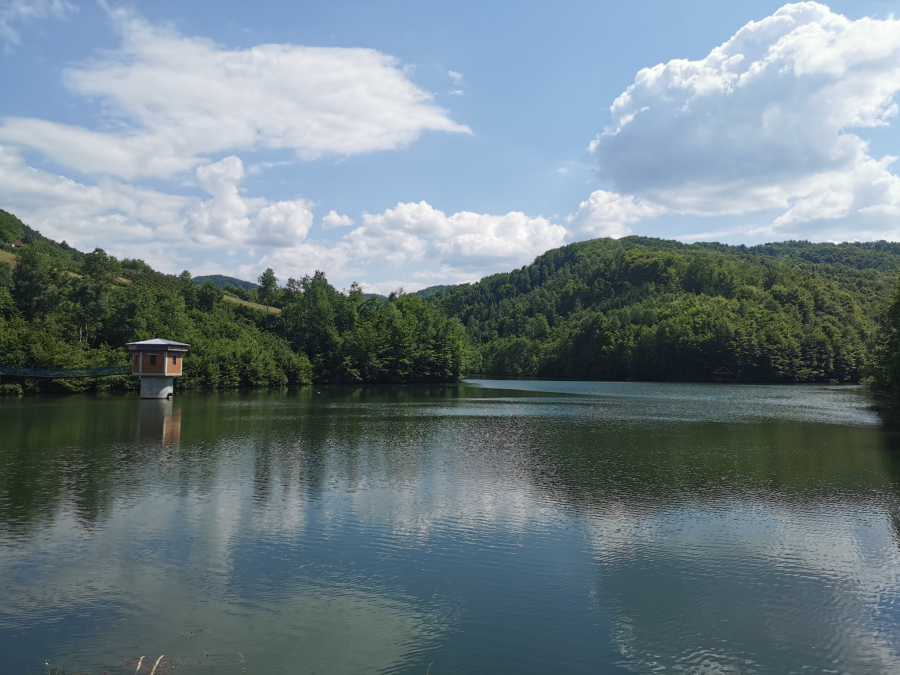 DRAGAČEVSKO MORE: Jezero Goli kamen puno je kupača, ali pojedini zbog misterioznih priča često beže sa njegovih obala (FOTO)