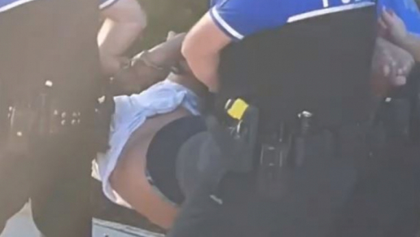 UZNEMIRUJUĆI VIDEO: Policija koristila elektrošoker na tinejdžeru, samo zato što je koristio vajp na šetalištu! (VIDEO)