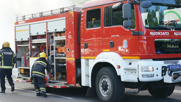SEDAM VATROGASACA GASI PLAMEN: U požaru na Paliluli povređena jedna osoba