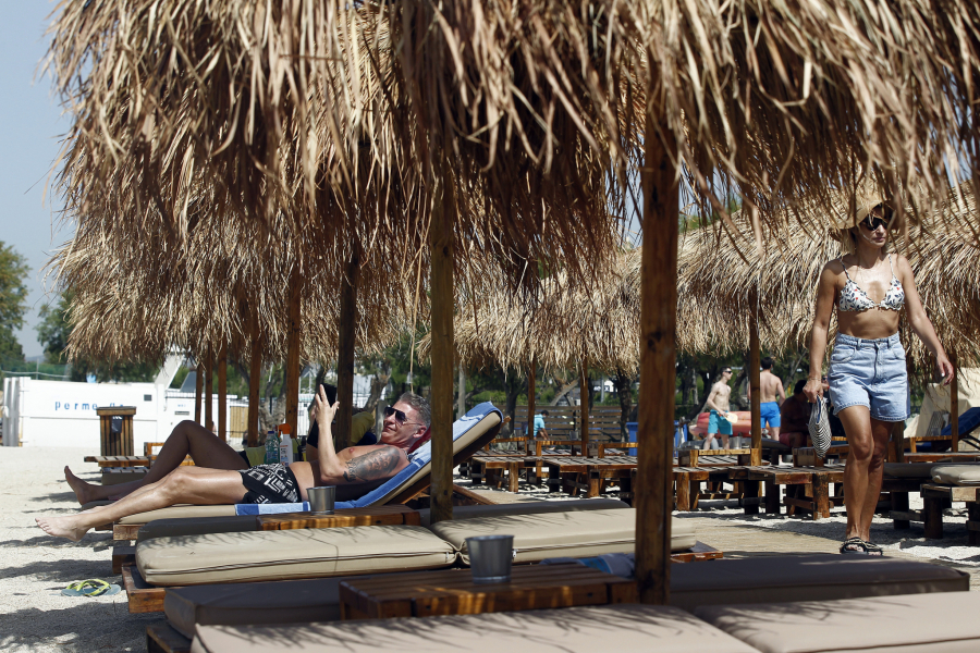 NA PLAŽU U GRČKU UZ RIZIK: Evo šta putnik kome je pozitivan brzi test na korona virus treba da uradi