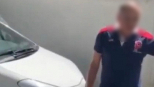 PAMETNJAKOVIĆ IZ BEOGRADSKIH ŠUMICA: Vozač na mufte hteo da obezbedi sebi trajno parking mesto (FOTO)