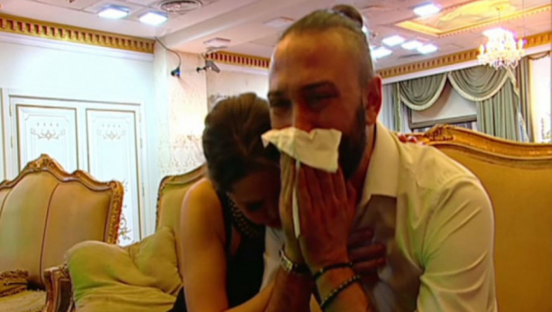 DRAMA! Rijaliti učesnik jecao, cimerka ga bezuspešno tešila, nije mogao da dođe sebi!