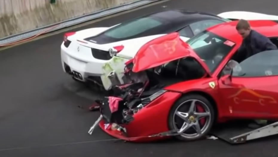 SLUPALI FERARI U KRAGUJEVCU: Delovi automobila rasuti na sve strane, vozači se uplašili od hitne pa pobegli?! (FOTO)